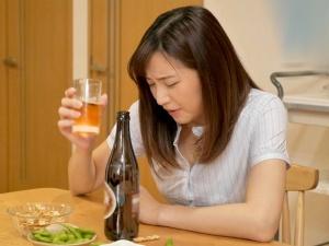「ごめんね、こんな義母さんで…」若くして未亡人となった女は酒に溺れ、義理の息子のチ●ポに手を出してしまう！！