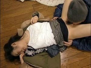 【ヘンリー塚本】「お金なら引き出しに…ああっ！！」突然の強姦被害！！恐怖に震え小便を漏らした女は夫のいない間に汚される