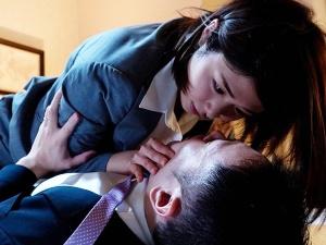 【逆NTR】「よ、酔ってるんですか！？」彼女とラブラブな男性部下が気に食わないSEXレス人妻女上司が大胆な痴女プレイ！！