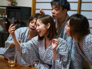 【社員旅行NTR】（もしもし！？何ヤッてんだよ！？）心配する夫の電話を即切りすると妻は他人棒ピストンであえぎまくる！！