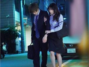 「ちゃんとコンドームして…」年下男の猛烈アタックで堕ちた人妻OL！！夫とも久しくシていないアソコは敏感に感じてしまい…