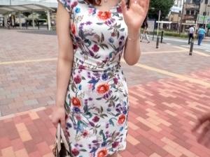 【人妻ナンパ】「イッちゃいそうです、奥さん！！」花柄ワンピの奥様は超セレブ！！豪邸すぎるおうちで自宅不倫中出しセックス！！