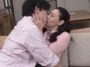 【義母】嫁が出かけるやいなやねっとりキス！！上京してきたお義母さんと互いを貪り合う裏切りセックスに明け暮れていると…