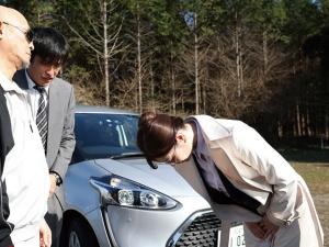 「これ以上殴らないでください…」交通事故で最悪の展開！！気の強い女上司は毅然とした態度で望むのだが…