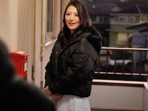 「イケない人妻だね…」偶然隣に引っ越してきた大人の女性と親密な関係に！！まだまだウブな僕は痴女テクに翻弄されて…