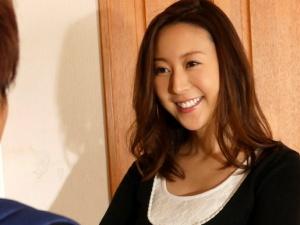 ＜義母＞「いっぱい出して…」美しすぎる新しい母！その妖艶な美熟女に勉強も手につかなくなった息子は快楽におぼれてしまう