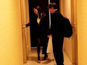 ＜女上司相部屋＞「先輩もう1回お願いします！」仕事とベッドで立場逆転！部下の絶倫チンポでメスにさせられたキャリアウーマン