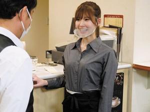 「いいよ…全部出して…」おっさん店長を落としたいスレンダー美女は躊躇なく中出しまでさせちゃう生粋の痴女！！