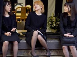 ＜ギャル妻輪姦＞先生の葬式で再会した同級生にまわされる金髪若妻！！しかし彼女の方も相当なチンポ好きで・・・