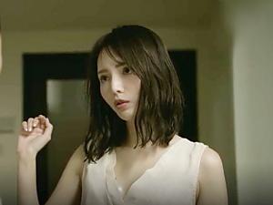 「彼女とかいないの？」胸元が無防備すぎる女上司に我慢の限界！！汗ばんだその体にいきなりむしゃぶりついてしまい…