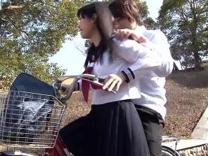 ＜NTRサイクリング＞親友の彼女と2ケツしてたら妙に意識しちゃって激勃起！アイツには悪いけどもう我慢の限界だぁ〜！！！