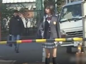 ＜集団痴漢＞電車内で男たちに取り囲まれた女子校生！！助けも呼べない恐怖の中、次々とウブなマンコを犯されてしまう！！