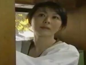 ＜ヘンリー＞住人とデキてる下宿屋の女将だが、若い女を連れ込んでいるのを見て嫉妬に狂う