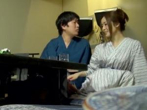 ＜人妻ナンパ＞昔ミスコンを荒らしまくっていたアラフィフ美熟女♡娘が寝ている横で他人棒とハメっ子しちゃうドキドキ不倫体験