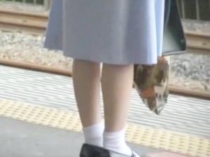 ＜集団痴漢＞何にも知らなそうな黒髪少女が被害！！複数の男にカラダを弄られ、イラマチオから中出しレイプされるトラウマ映像！