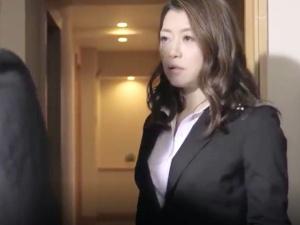 「ごめん、最後にもう一度…」女上司の方が夢中になってしまった不貞セックス！！憧れのその人は想像以上にスケベで…