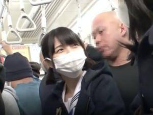 【JK痴漢】幼さ残る女子校生がターゲット！！イタズラ行為もそこそこにバックでねじ込まれると集団レイプがスタートする！！