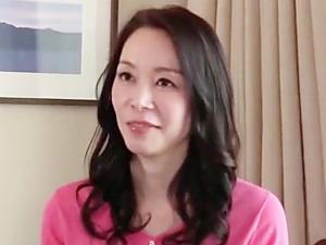 ＜熟女ナンパ＞「おばちゃんの肌を触りたいの？」54歳とは思えぬ女優レベル奥様！「中で出していいわよ？」言われるままに・・