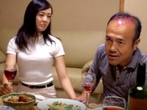 ＜人妻NTR＞「お前に30分やる、口説いてみろ」妻にちょっかいを出す若いバイトを挑発してみると・・・