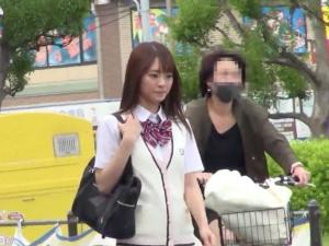 【JK痴漢】真面目そうな制服少女が狙われる！！強引なベロキス手マンから建物内に連れ込まれ嗚咽イラマから膣内射精！！