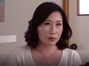 「ちょっと、何してるの！？」父さんとの夜の生活に満足してないらしい母に複雑な思いを抱いてしまった青年は、なんと…