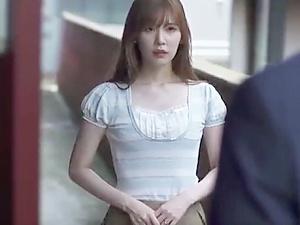 【明里つむぎ】「あなた…」帰らぬ人となった夫を忘れられない未亡人…ある日女は若い男子大学生と知り合うのだが…