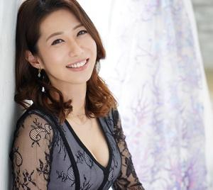 ＜AVデビュー＞「主人より気持ちよかったです…」酔って友人のチンポを触ってしまうほど欲求不満を抱える美人主婦の初撮り！