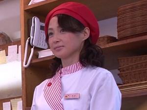 ずっと気になっていたバイト先の可愛いおばさん！休憩中に勇気を出してチンポを見せてみると、意外な神展開に発展する！