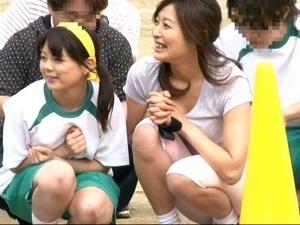 ＜保護者痴漢＞我が子の応援に熱中しアドレナリンが出ているお母さんが狙い目！いきなり勃起チンポを見せるとどうなっちゃう？