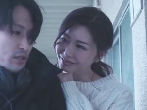 「すぐ済むから…」隣人青年をもてあそぶ美人妻！！耳元で囁く淫語とセックステクは若者の生活まで狂わせてしまい…