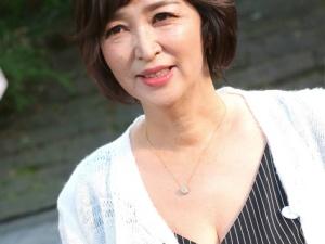 「色は今日は黒です…」還暦のおっぱいを見せびらかしていた熟女は年甲斐もなく完熟ボディを持て余していた！！