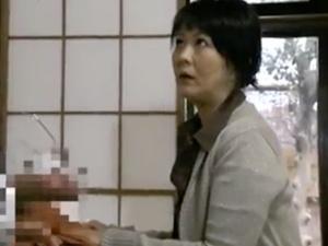 【ヘンリー塚本】「入れさせてくれ」家庭内で行われる背徳情事！！若いマラにしゃぶりついた女は挿入まで許してしまい…
