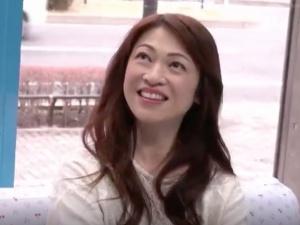 「私でいいんですか？おばさんですよ？」街行く奥様に筆おろしをお願い！熟れボディと熟練のテクを披露するのだが、童貞は偽で…