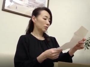 「バイブじゃないの…」未亡人となった寂しい女に送られてきたアダルトグッズ！！さっそく使ってみたところ、そこへ人影が…