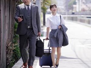 【相部屋】「私は気にしませんよ…」前から気になっていた中年上司との出張先ハプニング…部屋につくなり唇を奪うと…