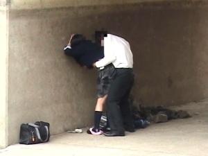 ＜青姦盗撮＞ヤリ場のない高●生男女がガード下で野生ファック！ぎこちない腰使いでピストンする姿が生々しい