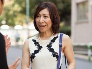 ＜50代＞「私でも綺麗に撮ってくれるの？」息子ほど年の離れた若者に声掛けされた熟女が元気チンポにしゃぶりついて中出し交尾