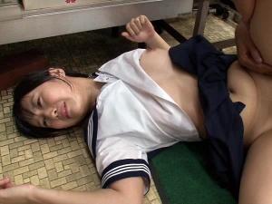 【女子校生連続レイプ】清楚で真面目な少女に悲劇！！イラマチオから立て続けにナマでハメられ容赦なく中出しされてしまう！！
