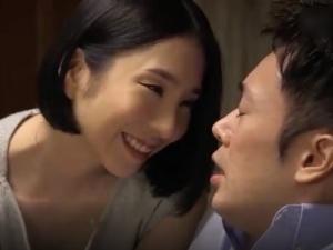 「少しだけ舐めてあげよっか？」淫語が巧みすぎる隣人妻！！痴女られるたびに頭が真っ白になってしまい、アソコはガチガチで…