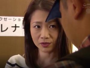 「本当に童貞なのかしら…」ひょんなことから出会った青年とのセックスに溺れた妻！！そのカチカチのペニスを自ら求めて…