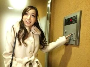 ＜素人企画＞「中出しは温かいから好き♡」ファンのお宅に訪問しゴム無し生セックス！アマチュアチンポで痴女女優が乱れ狂う！