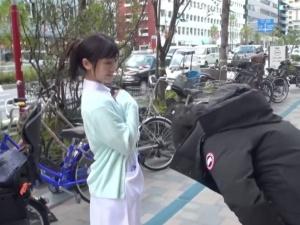＜素人ナンパ＞「中出してください」婦人科勤務の美少女ナース！！コンプレックスを抱える男性に神対応連発です！！