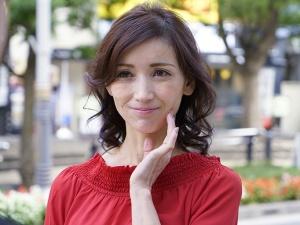 【熟女ナンパ】「私なんかより綺麗な方が…」謙遜し過ぎな美魔女をGET！！51歳とは思えぬアグレッシブな生セックス