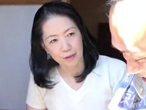 「見ちゃったんですよ…奥さんが庭で小便するの…」仕事で出向いた家でまさかの光景を目にした男は抑えきれずに…