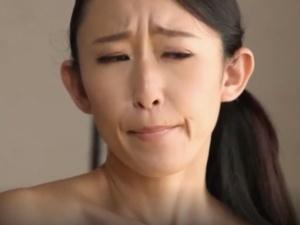 【ながえスタイル】夫にないがしろにされた妻がカーテンを開けたままオナニーをしていると巨根男を惹き寄せてしまい…