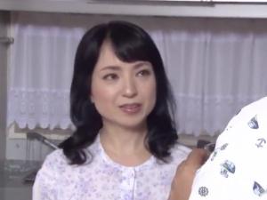 【人妻NTR】「あなた、寝る前のお薬よ…」夫に睡眠薬を飲ませた妻！！布団に入って隣人の夜這いを待っていると…