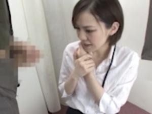 「お客様…ちょっとそれは…」試着室でクレーマーの性処理を強要されるお姉さん！！手コキだけでは収まらず咥えさせられ…