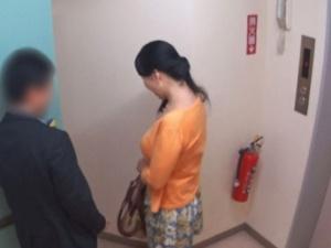 「お部屋ちょっと見て帰るね…」居酒屋で引っ掛けられたアラフィフ人妻は下心を隠しつつ部屋までついていってしまい…