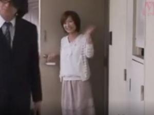 ＜人妻NTR＞「いってらっしゃい」を済ませると、妻は隣の部屋のインターホンを押す・・・美人整体師の裏切り情事＜寝取られ＞
