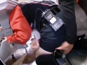 ＜ゲーセン店員痴漢＞作業中のお姉さんの美尻をいきなりタッチ！！その場で手マン強制潮吹き！無理やりフェラから膣にぶち込む！
